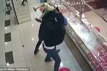 Trộm “nhục” vì thấy vàng trước mắt mà không tài nào lấy được