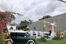 Rapper Tiến Đạt mang xe cổ về lễ cưới vợ 9X ở Bình Thuận