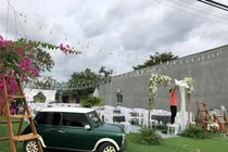 Rapper Tiến Đạt mang xe cổ về lễ cưới vợ 9X ở Bình Thuận
