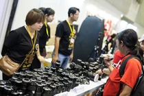 Ống kính máy ảnh giá 500.000 đồng hút khách ở Sài Gòn