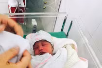 Bé gái sơ sinh 1 ngày tuổi bị bỏ trong thùng xốp