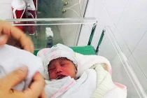 Bé gái sơ sinh 1 ngày tuổi bị bỏ trong thùng xốp