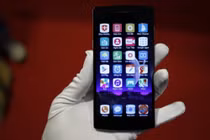 Quá sốc: Điện thoại Bphone 'khẽ rơi đã nát vụn như tấm'