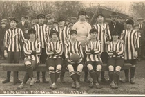 Hình ảnh hiếm hoi dung nhan các nữ cầu thủ đầu tiên trên thế giới