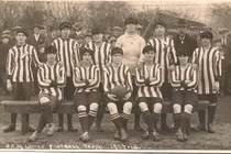 Hình ảnh hiếm hoi dung nhan các nữ cầu thủ đầu tiên trên thế giới