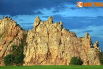 Ngắm kỳ quan đá khổng lồ giữa đồng lúa ở Phú Yên