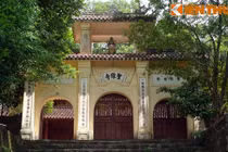 Tuyệt đẹp ngôi chùa nằm giữa núi và biển xứ Huế