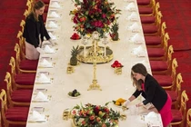 Yến tiệc Hoàng gia Anh được chuẩn bị cầu kỳ thế nào?