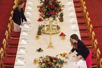 Yến tiệc Hoàng gia Anh được chuẩn bị cầu kỳ thế nào?