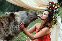 Cặp đôi chơi trội nhờ gấu nâu khổng lồ chủ trì hôn lễ