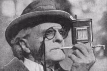 Bổ ngửa với phụ kiện của dân nghiền thuốc lá một thế kỷ trước