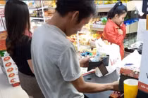 Người đàn ông mù chữ vào siêu thị hỏi han bao người cảm động