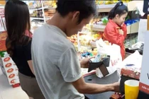 Người đàn ông mù chữ vào siêu thị hỏi han bao người cảm động