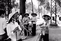 Phụ nữ Việt thời chiến qua ảnh phóng viên quốc tế (2)