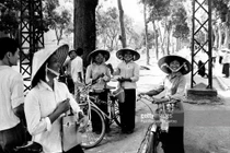 Phụ nữ Việt thời chiến qua ảnh phóng viên quốc tế (2)