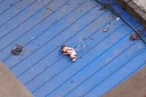 Bàng hoàng trước thi thể em bé sơ sinh trên nóc lán để xe đạp