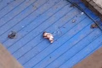 Bàng hoàng trước thi thể em bé sơ sinh trên nóc lán để xe đạp