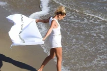 Hailey Baldwin ‘thả rông’ trên bờ biển, khoe vòng một nóng bỏng