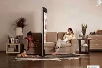 Hình ảnh gây sốc: Smartphone - kẻ hủy hoại quan hệ gia đình