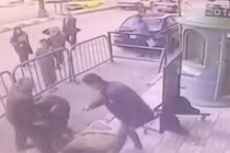 Video: Cảnh sát Ai Cập nhanh tay cứu bé 5 tuổi rơi từ tầng 3 