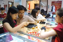 Vàng tăng hơn 2 triệu/lượng: Cơn sốt bùng lên, đổ xô đi mua