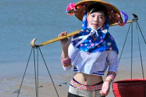 Tộc người gốc Việt mặc trang phục lạ ở Trung Quốc