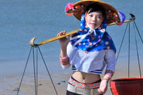 Tộc người gốc Việt mặc trang phục lạ ở Trung Quốc