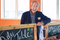 Bán toàn thực phẩm sắp “hết đát” mà vẫn nườm nượp khách