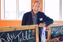 Bán toàn thực phẩm sắp “hết đát” mà vẫn nườm nượp khách