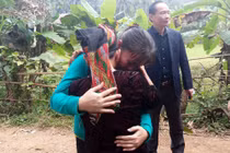 Nữ công nhân òa khóc sau 16 năm mới được về quê đón Tết