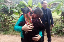 Nữ công nhân òa khóc sau 16 năm mới được về quê đón Tết