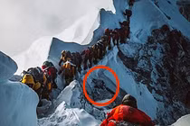 Tắc đường trên… đỉnh Everest