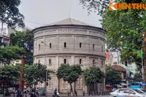 Tháp cổ kiên cố như pháo đài giữa trung tâm Hà Nội 