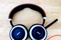 Cận cảnh tai nghe khử tiếng ồn cao cấp Jabra Evolve 80 