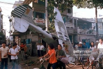 Ảnh độc vụ máy bay rơi giữa trung tâm Sài Gòn năm 1975