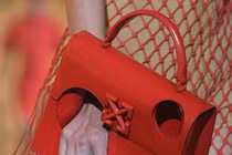 Chiếc túi không đựng được gì nhưng có giá gần 40 triệu đồng liệu có đáng?