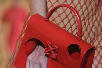 Chiếc túi không đựng được gì nhưng có giá gần 40 triệu đồng liệu có đáng?