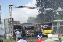Long An: Cháy dữ dội vựa phế liệu cạnh cây xăng, 3 xe tải đã bị thiêu rụi