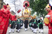 Trai làng mặc váy múa "con đĩ đánh bồng" tại Hoàng thành