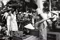 Ảnh hiếm: Chợ trời Hà Nội sau trận Điện Biên Phủ