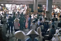 Kho ảnh khổng lồ về VN 1991-1993: Ghé thăm chợ Đông Ba