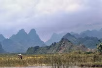 Kho ảnh khổng lồ về VN 1991-1993: Huyền ảo chùa Hương