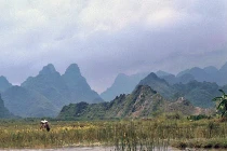 Kho ảnh khổng lồ về VN 1991-1993: Huyền ảo chùa Hương