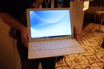 Cận cảnh tablet Galaxy Tab Pro S chạy Windows 10