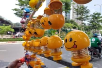 "Hái” ra tiền triệu mỗi ngày nhờ bán mặt cười lò xo trên vỉa hè