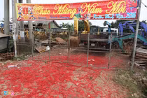 Chùm ảnh: Xác pháo trải đỏ khu dân cư ở Vĩnh Phúc