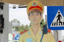 Chiêm ngưỡng CSGT mô hình đứng dọc đường miền Tây