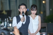 Vợ chồng Đông Nhi-Ông Cao Thắng dính như sam khiến fan ghen tỵ