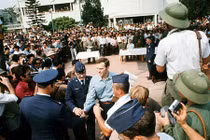 Ảnh: Trao trả tù binh Mỹ ở sân bay Gia Lâm 1973