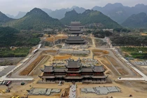 Dòng người ùn ùn đến ngôi chùa lớn nhất thế giới ở Hà Nam 